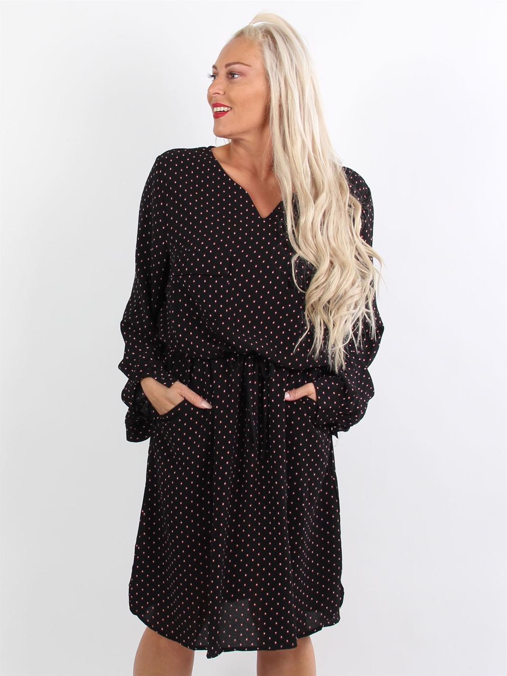 Lydia - Svart långärmad klänning med prickigt mönster och bröstfickor